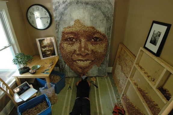 giant portraits 05 in Giant Portraits Made From Thousands of Repurposed Wine Corks