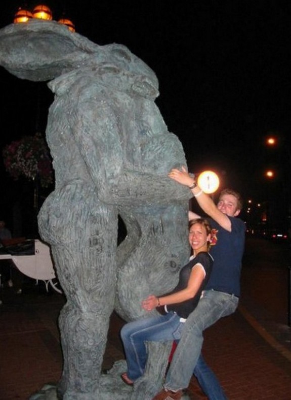 people playing with statues 04 in Messing Around With Statues; 24 Most Funny Photographs