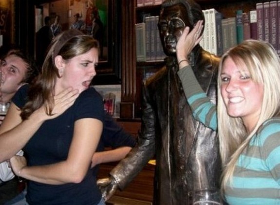 people playing with statues 10 in Messing Around With Statues; 24 Most Funny Photographs