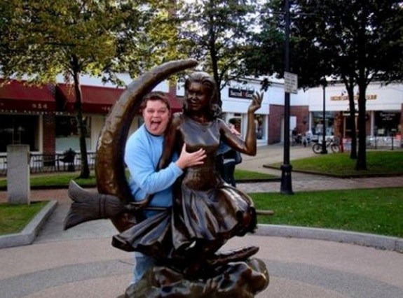 people playing with statues 12 in Messing Around With Statues; 24 Most Funny Photographs