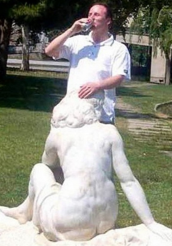 people playing with statues 15 in Messing Around With Statues; 24 Most Funny Photographs