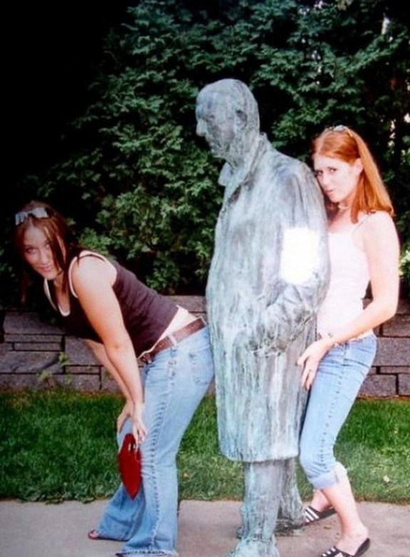 people playing with statues 16 in Messing Around With Statues; 24 Most Funny Photographs