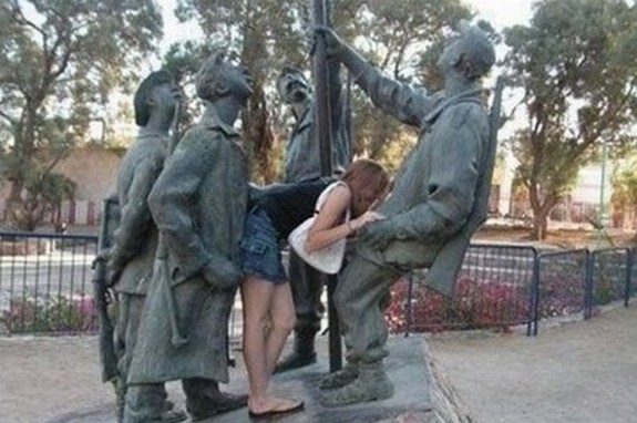 people playing with statues 19 in Messing Around With Statues; 24 Most Funny Photographs