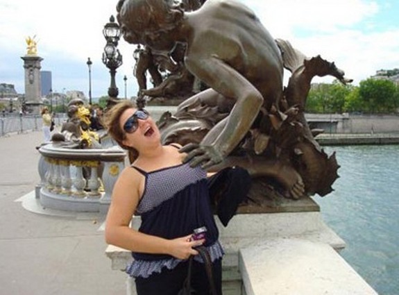 people playing with statues 23 in Messing Around With Statues; 24 Most Funny Photographs