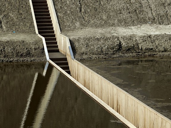 moses bridge astonishingly splits water 02 in Moses Bridge Astonishingly Splits Water