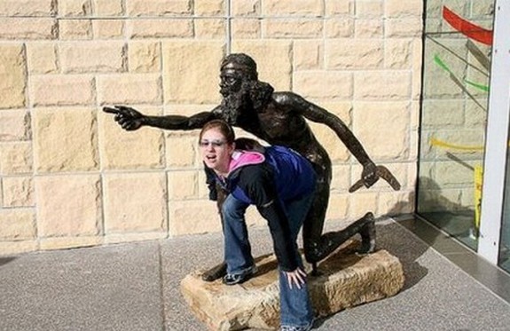 people playing with statues 08 in Messing Around With Statues; 24 Most Funny Photographs